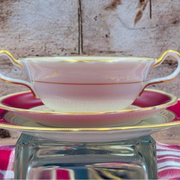 Six Aynsley 7219 Maroon Double Handled Soup Bowls and Other Pieces. Soup Bowls. - Picture 8 of 10
